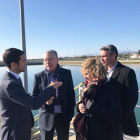 Imagen de la visita del conseller de Territori i Sostenibilitat, Damià Calvet, en el Ebro.
