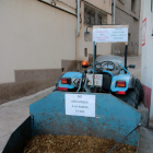 Un tractor amb pancartes contràries a l'abocador i carregat de fem al costat de la seu del consell comarcal de la Ribera d'Ebre.