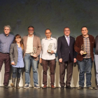L'equip del documental 'Priorat', acompanyat per l'alcalde de Reus, en l'entrega de premis.