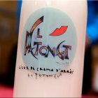 Imagen de la botella del licor de arroz tarraconense 'El Petonet'.