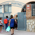 Els pocs alumnes que han anar a l'escola el segon dia de curs al Pinell de Brau fent cua per entrar. Imatge del 13 de setembre de 2016 (horitzontal)