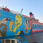 Vista parcial del vaixell Moby Dada atracat al Port de Barcelona .