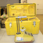El maletí de color groc porta un equipament de mesura de densitat i humitat del terreny que conté fonts radioactives.