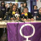 Rueda de prensa con la concejala de la CUP en Tarragona, Laia Estrada, delante de los micrófonos, al lado del portavoz del EI, Jordi Romeu.