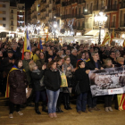 Plan|Plano abierto de la concentración de la plaza de la Fuente de Tarragona en apoyo|soporte a la presidenta del Parlamento, Carme Forcadell, que ha reunido a unas 400 personas.