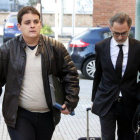 Pla obert de l'acusat del crim de Montblanc, Jaume Solsona (esquerra), arribant a l'Audiència de Tarragona acompanyat del seu advocat.