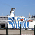 El barco atracado en Tarragona es el crucero turístico GNV Azzura.