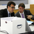 El secretari d'Hisenda, Lluís Salvadó, inspecciona el contingut de la caixa amb l'oferta de Hard Rock per construir el CRT de Vila-seca i Salou