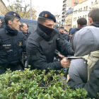 Agents dels Mossos d'Esquadra i els manifestants a l'exterior del Museu de Lleida s'enfronten davant la imminent sortida de les obres d'art cap a Sixena.