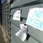Primer pla de papers amb lemes contra la violència policial apegats a l'entrada de l'IES Joaquim Bau de Tortosa amb l'entrada buida d'alumnes a primera hora d'aquest dimarts, per l'Aturada de País