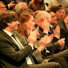 El president Puigdemont i la consellera Serret aplaudeixen durant l'acte amb els alcaldes de Brussel·les.