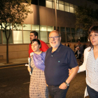 Francesc Fàbregas, acompañado de sus hijos, en la salida del cuartel de la Guardia Civil.