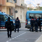 Plano conjunto de agentes de los Mossos y la policía local de Amposta durante el operativo policial contra el blanqueo de capitales en la calle Agustina de Aragón.