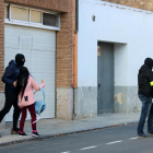 Agents dels Mossos s'emporten material i una detinguda d'una de les cases escorcollades al barri de les Quintanes d'Amposta.