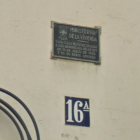 Una placa franquista ubicada a la façana d'un edifici del carrer Reding.
