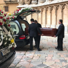El ataúd de Marbel Negueruela entra en el coche fúnebre después del funeral.