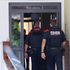 Agents dels Mossos d'Esquadra realitzant una entrada en un pis de Torredembarra.
