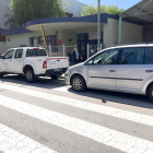 Vehicles estacionats sobre el pas de vianants al davant de l'escola del Serrallo.