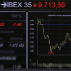 Una pantalla de l'interior de la Borsa mostra un gràfic amb l'evolució de l'IBEX 35