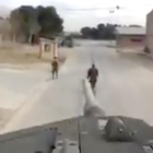 Una imagen del vídeo gravado por un civil desde encima un tanque.