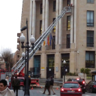 Una dotación de bomberos ha 'saneado' la fachada del edificio de hacienda.