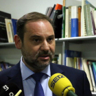 Pla curt del secretari d'Organització del PSOE, José Luís Ábalos, atenent els mitjans de comunicació el 27 de setembre del 2017.