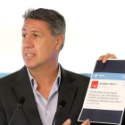 El presidente del PPC, Xavier García Albiol, mostrando un papel con un tuit del PSC.