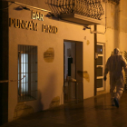 Un agent de la policia científica dels Mossos davant del bar Punxa'm Pinxo de Sant Carles de la Ràpita.