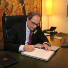 El president de la Generalitat, Quim Torra, signant un nou decret de nomenaments per formar Govern.