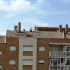 Los Bomberos ya han retirado la chimenea del tejado del bloque Tarragonès.