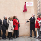 Ballesteros, destapant la placa de la plaça en homenatge a l'arquitecte municipal Josep Maria Pujol de Barberà.