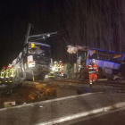 Imatge de l'autobús escolar que ha xocat contra un tren a Millars, a la Catalunya Nord, provocant almenys 4 morts i 24 ferits greus,