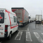 Vehicles de gran tonatge aturats a per la restricció a l'Aldea, punt on van rebre atenció d'equips d'emergència de Creu Roja.