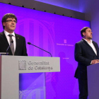 El president del Govern, Carles Puigdemont, i el vicepresident, Oriol Junqueras, compareixen a la sala de premsa del Palau de la Generalitat per explicar els canvis a l'executiu.