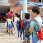 Plano abierto de un grupo de alumnos haciendo una fila delante de su profesor en el instituto-escuela Mediterrani de Tarragona, el 12 de septiembre del 2017
