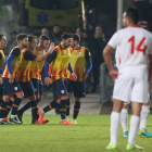 Una imagen del partido, donde el portero rojinegro y el lateral grana cuajaron grandes actuaciones.
