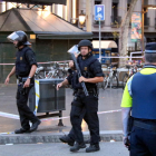 Agentes armados en la parte superior de las Ramblas de Barcelona.
