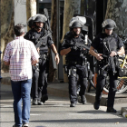 Efectivos policiales durante el operativo en Barcelona.