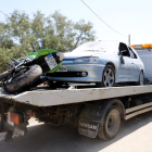 El vehículo y la motocicleta supuestamente utilizadas por los terroristas y que se encontraban en la casa de Alcanar.