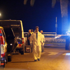 Pla obert d'un agent de la policia científica dels Mossos caminant des de l'encreuament de la Rambla Jaume I de Cambrils i el passeig marítim, el 18 d'agost del 2017