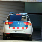 Un coche de los Mossos D'Esquadra trasladando al sacerdote entrante al parking del edificio judicial de Amposta, este 13 de septiembre de 2017.
