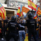 Manifestants intentant «rebentar» la marxa convocada per la Comissió 9 d'octubre a València.