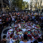 Una multitud s'agrupa i dóna supert a les víctimes i familiars de l'atropellament a Les Rambles de Barcelona.
