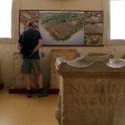 Un visitant fent un dels diferents itineraris que proposa el MNAT per la seva exposició permanent, en concret el número 4, sobre el teatre de Tàrraco, i, en primer terme, una ara -altar- dedicada al numen d'August, el 16 de maig del 2017