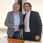 El alcalde de Altafulla, Fèlix Alonso, y el portavoz de CDC, Pere Gomés, después de hacer el acuerdo de gobierno, el 4 de abril del 2016.
