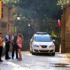 Imagen de una patrulla de Mossos delante de una puerta cerrada del parque de la Ciutadella, en el paseo Subidas.