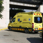 Plano general de la ambulancia que trasladó a Mohamed Houli Chemlal, saliendo del hospital de Tortosa en dirección a Barcelona, el 21 de agosto del 2017