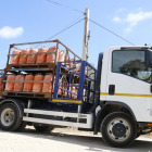 El camión cargado con más de un centenar de bombonas de butano saliendo de la urbanización Montecarlo, este 21 de agosto de 2017