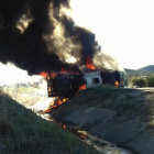 El camión, que ha volcado al AP-7 a la altura de freginals, quema totalmente.