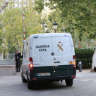 Els furgons policials traslladen els detinguts pels atemptats de Barcelona i Cambrils a l'Audiència Nacional.